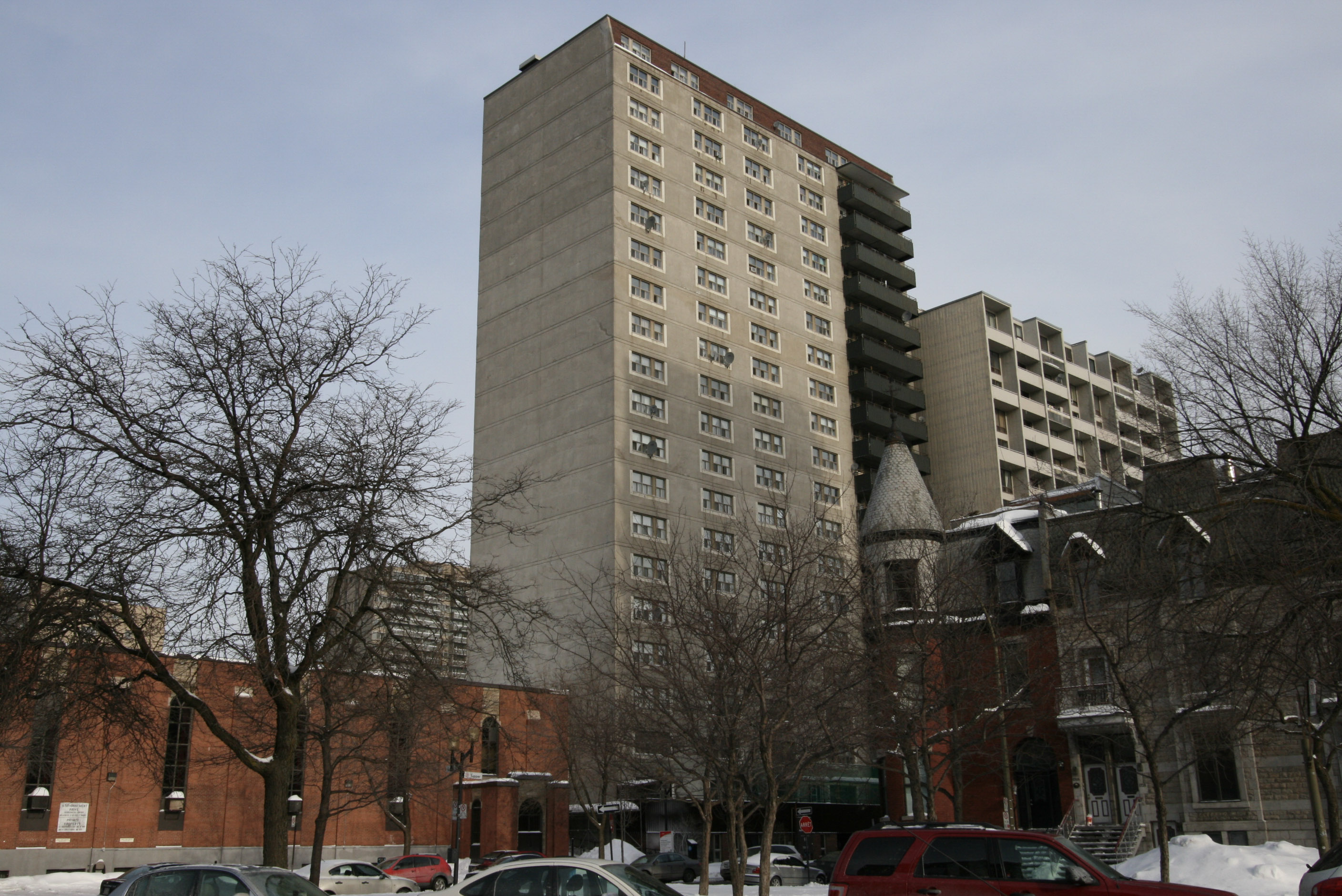 Le Manoir Charles-Dutaud est situé dans l'arrondissement Ville-Marie