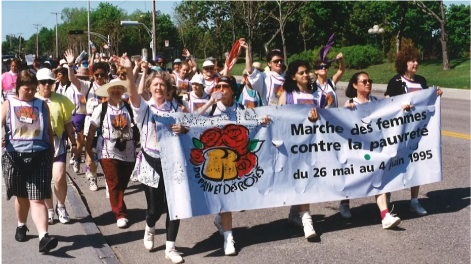 Il y a 30 ans, des centaines de femmes marchaient pour dénoncer la pauvreté et les inégalités vécues par les femmes.