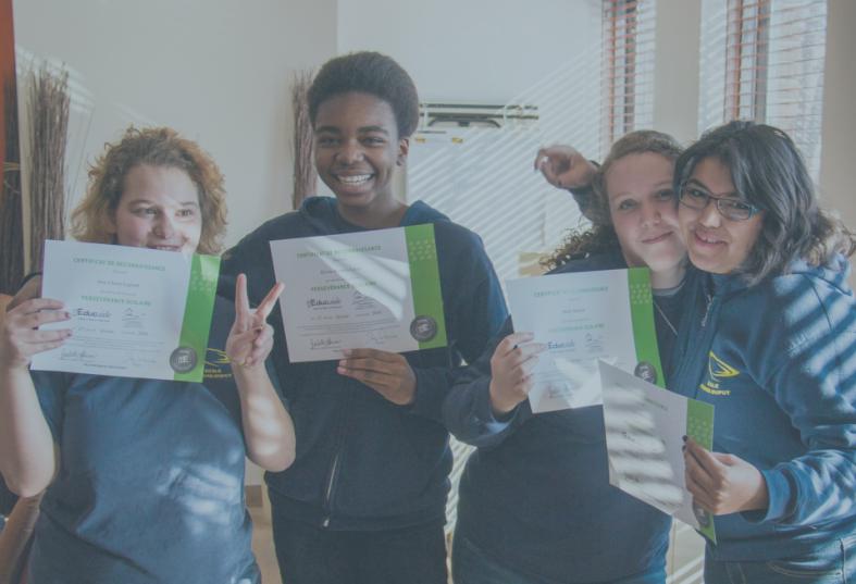 Des jeunes de l'école Pierre-Dupuy reçoivent leur bourse de la Fondation.