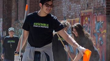 Les corvées de propreté sont organisées depuis 10 ans par des citoyens bénévoles qui souhaitent améliorer leur milieu de vie et l’environnement. Crédit photo: Ville de Montréal
