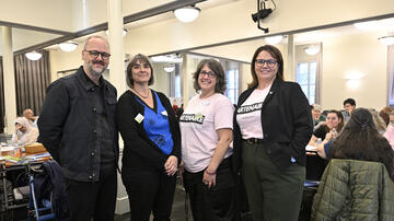 Pierre Choquette, directeur général adjoint — Développement, stratégies et communications de l’OMHM, Patricia Viannay, coordonnatrice à la Fédération des locataires de HLM du Québec (FLHLMQ), Tina-Lili Gagné, présidente du CCR et Isabelle Pépin, directrice générale de l’OMHM, à l’assemblée générale annuelle du CCR