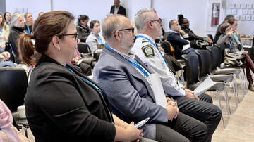 Isabelle Pépin, directrice générale de l'OMHM, en compagnie de Benoit Dorais, maire de l'arrondissement du Sud-Ouest, et de Steve Dassylva, inspecteur et chef de la division de la prévention et de la sécurité urbaine au SPVM.