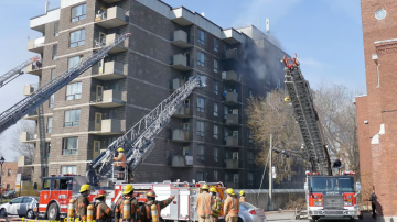 Les pompiers, plusieurs paramédics et policiers ont procédé à l’évacuation en compagnie de la Croix-Rouge canadienne. Crédit photo: Jean Longpré