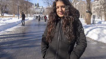 Sihem Youbi étudie à l’Université McGill pour devenir enseignante à l’école primaire. Elle a grandi dans un HLM du quartier Saint-Michel, à Montréal, et y habite toujours avec sa famille. Photo: Ryan Remiorz, La Presse canadienne 
